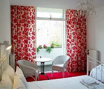 Bed And Breakfast Amsterdam 호텔