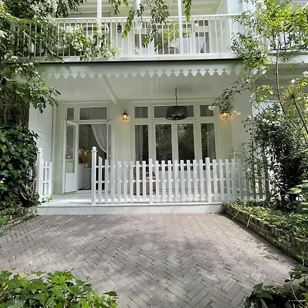 Bed And Breakfast Amsterdam 4*