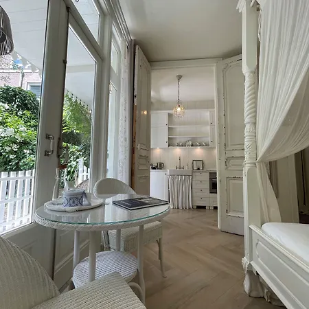 Bed And Breakfast Amsterdam 4*